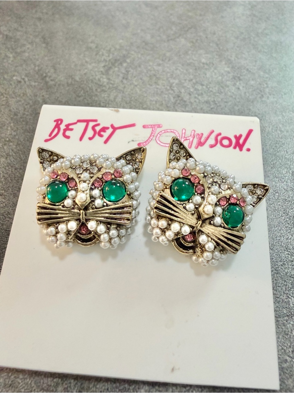Betsey Johnson Pearl Cat Head Stud Earrings Gold Tone With Green Eyes Whimsical - Picture 2 of 4